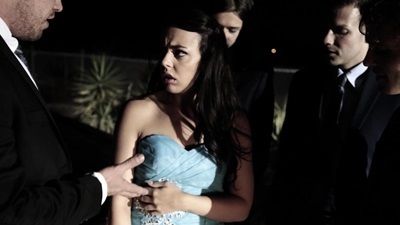 Перед свадьбой жених раскатал с  толпой друзей молоденькую очаровательную свидетельницу в лесу под свет фар - отымели во все щели неопытную