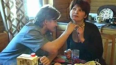 Посиделки на кухне с русской мамкой: Никита осматривая новое ожерелье невзначай коснулся груди и в штанах член уже  готов трахать волосатую письку