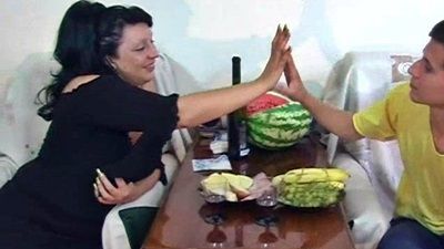 Лучшее занятие на свете - трахать во все дыры большую жопу русской мамки которая устала от диеты