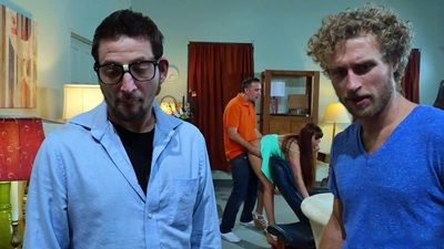 Коварные друзья очкарика мужа трахнули его красивую жену пока тот осматривал дом который хотел купить