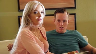 Мачеха несильно и скрывала что хуя во рту давно уж не держала!