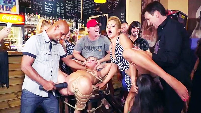 Рабыня получила порцию траха в анал от толпы в баре после прогулки со своими хозяевами