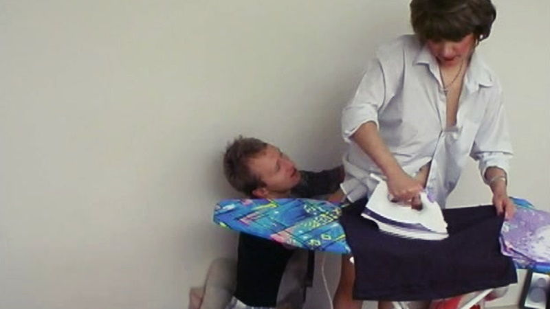 Пока гладила белье – муж гладил киску