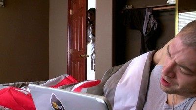 Зрелая медсестра застукала за дрочкой паренька и показала что на самом деле нужно делать в его возрасте если нравится красивые женщины