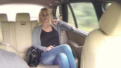 Великолепная блондинка долго думала, но все же расплатилась натурой за поездку в такси