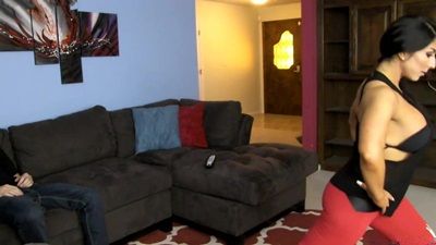 Накинулся с заду на круглую упругую попку матери во время занятия и умело вставил своего ужа в норку аппетитной женщины