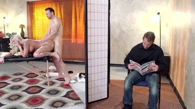 Муж не слышал как чавкающий член массажиста ходит по большой жопе жены, и увлеченно читал журнал