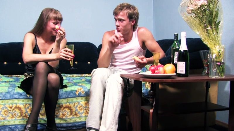 Молоденький ухажер поздравил зрелую дамочку с днем рождения горячим сексом