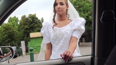 Поймали молоденькую невесту бежавшую со свадьбы - приютили и как следует напоили горячей соленой спермой