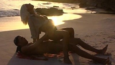 После экскурсии загорелая блондинка с идеальной жопой занялась жарким летним сексом на пляже со своим экскурсоводом